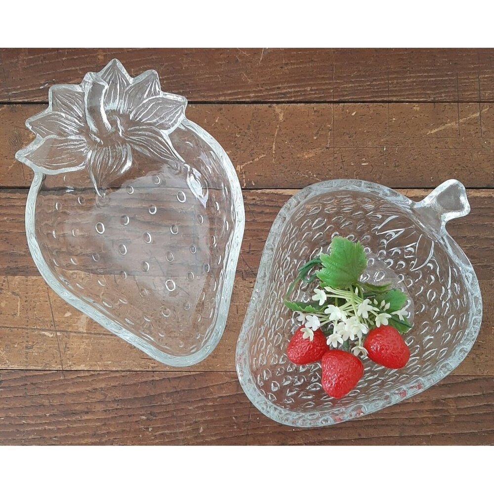 Vtg Clear Glass Strawberry Bowls Coastal Cottage Whimsy Table Decor Catch-all